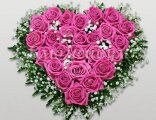 "Сладкие грёзы" - композиция "сердце" из 21 розы с гипсофилой.