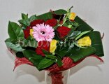 "Кармэн" - букет из красных роз, герберы и тюльпанов