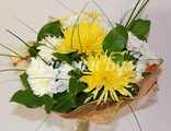"Грэйс"- букет из жёлтых и белых хризантем в оформлении.