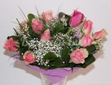 "Нимфа" - букет из розовых роз и тюльпана.