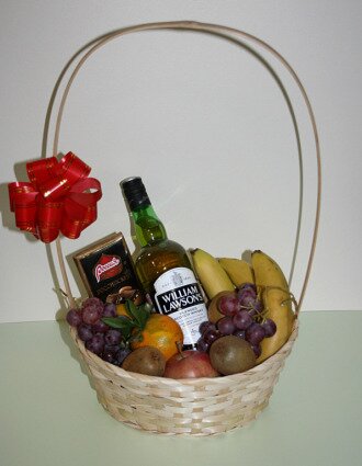 "Дорогому человеку" - фруктовая корзинка подарочная