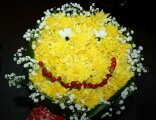 Композиция из свежих цветов в форме смайла (улыбки). Флористы из Набережных Челнов