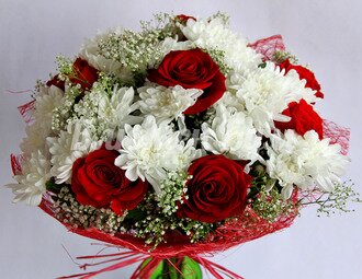 "Классика" - букет из красных роз и белых хризантем.