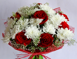 "Классика" - букет из красных роз и белых хризантем.