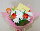 "Весенний привет" букет из хризантем и тюльпанов