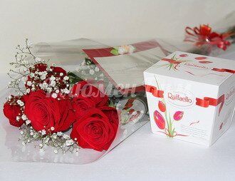 "Поздравляю!" - подарочный набор из роз, открытки и конфет.