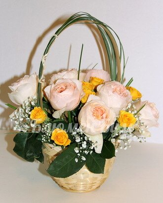 Композиция цветочная из пионовидных роз в корзине плетенной с доставкой в Елабугу